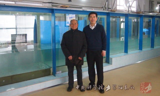 2012年郑哲敏视察海洋流固土耦合实验室，左起郑哲敏，高福平