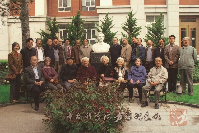2003年郑哲敏、李敏华、吴承康、李佩等先生与力学所早期部分师生合影