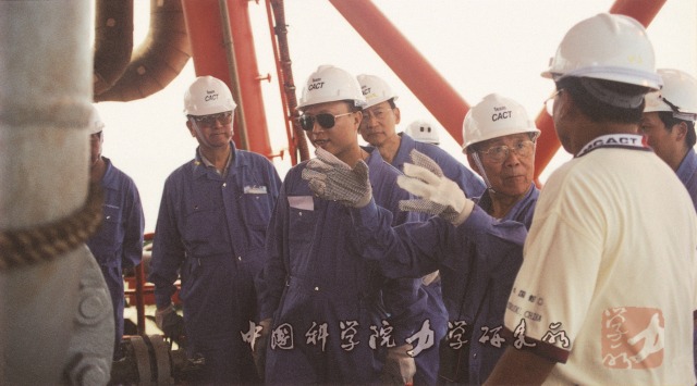 2001年郑哲敏在中海油南海海上石油平台，左四郑哲敏