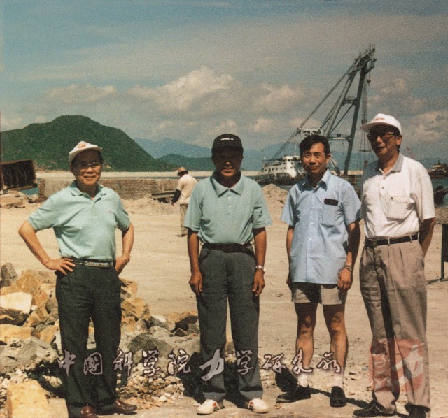 1995年在珠海爆炸筑堤工地合影，左起郑哲敏，石成，谈庆明，杨振声