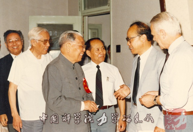 1986年力学所30周年所庆，左起谈镐生，周培源，严济慈，郑哲敏，吴承康等