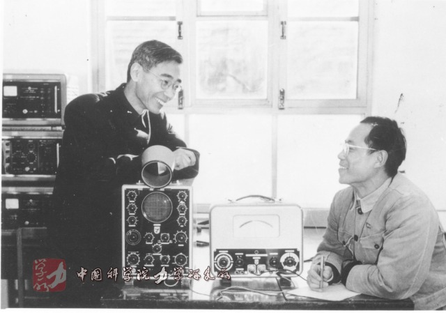 1956年郭永怀与郑哲敏亲切交流