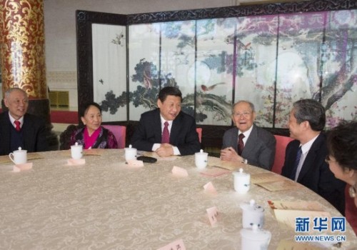 2月23日，郑哲敏出席中共中央在北京人民大会堂举行元宵节联欢晚会时照片，习近平总书记同知识界知名人士亲切交谈